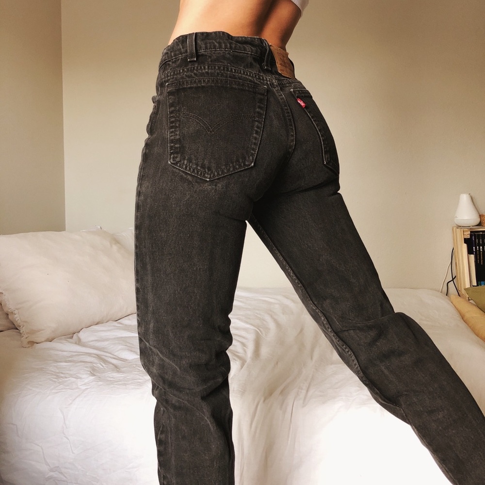 Vintage 505 Levi's Mid-High Rise Stright Leg Jeans in Black.